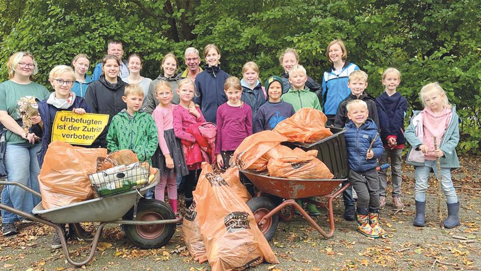 Die Mitglieder der DLRG-Ortsgruppe Weener mit ihren »Fundsachen«, die sie beim Umwelttag aufgesammelt haben.  © Foto: Privat