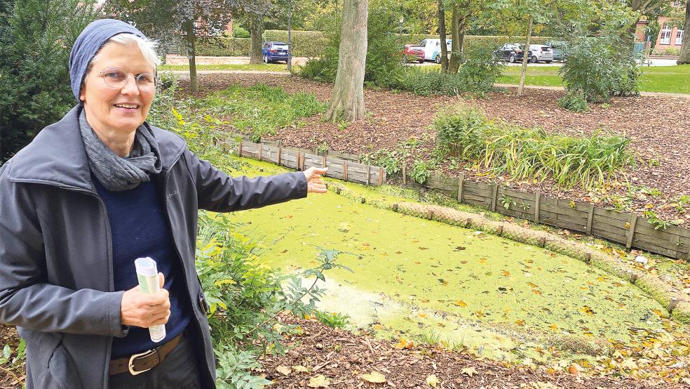 Landschaftsarchitektin Christine von Cölln führte durch den Stadtgarten, der nach ihren Plänen ein neues Antlitz erhielt und auch einen kleinen Teich als »Wasserelement« hat  © Foto: Kuper