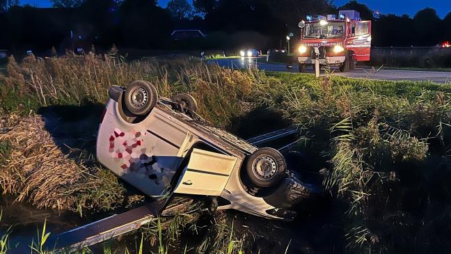 Auto bleibt auf dem Dach im Graben liegen