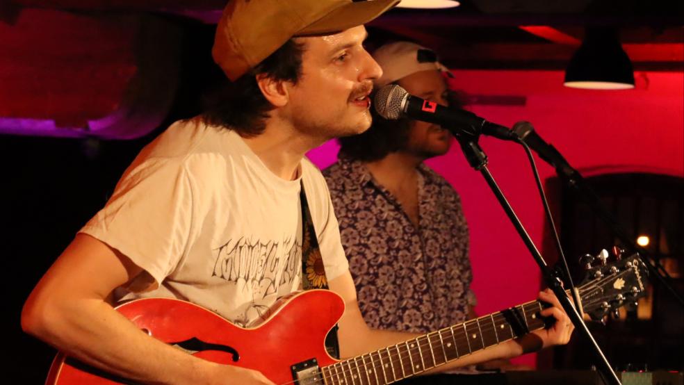 Sänger Tilman Claas (links) und Julian Heyden begeisterten ihr Publikum im Zollhauscafè.  © Ammermann