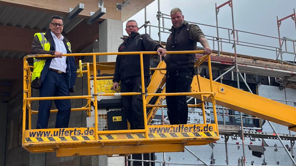 Feierten das Richtfest beim Bau des neuen Hangars: von links) Olaf Weddermann (Inselflieger), Udo Hinrichs und Polier Roman Fischer (beide Tell Bau). © Frisia Luftverkehr GmbH