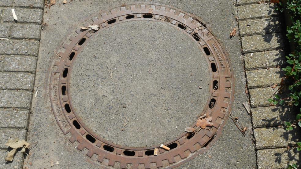 Einen Kanaldeckel, hier ein Symbolbild, hat ein 27-Jähriger am Sonntag am Alten Hafen aus der Straße "Am Hafen" ausgehoben und ins Hafenbecken geworfen. © Pixabay