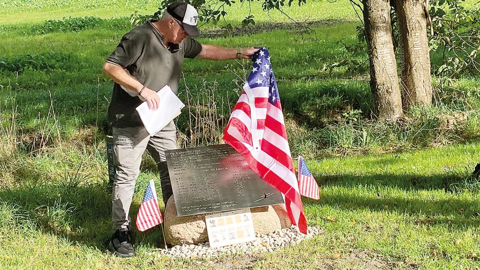 Enthüllung am Hoofdweg in Bellingwolde: Chris Timmer aus Holthuserheide hatte den Findling mit der Gedenktafel mit einer Flagge der Vereinigten Staaten bedeckt.  © Foto: Kuper