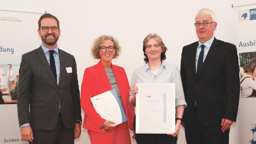 Zur ostfriesischen Ausbildungselite gehört auch Maren Mennenga (Zweite von rechts). Sie absolvierte bei der Firma Risius in Weener ihre Ausbildung zur Mediengestalterin Digital und Print. Neben Verlegerin Margarethe Lindemann gratulierten IHK-Hauptgeschäftsführer Max-Martin Deinhard (links) und IHK-Vizepräsident Theo Eilers.  © Fotos: IHK