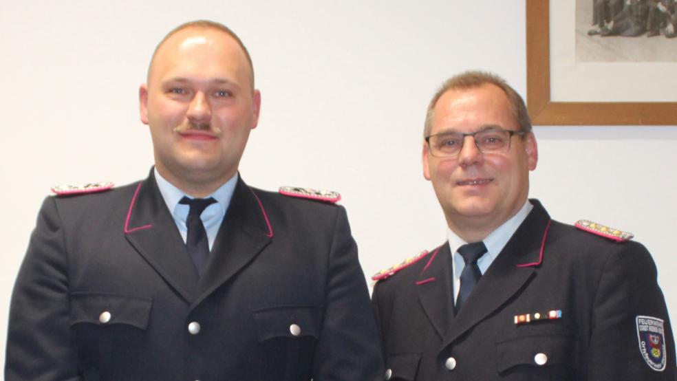 Der neue stellvertretende Stadtbrandmeister Steffen Voss (links) mit Stadtbrandmeister Jörg Fisser. © J. Rand/Feuerwehr