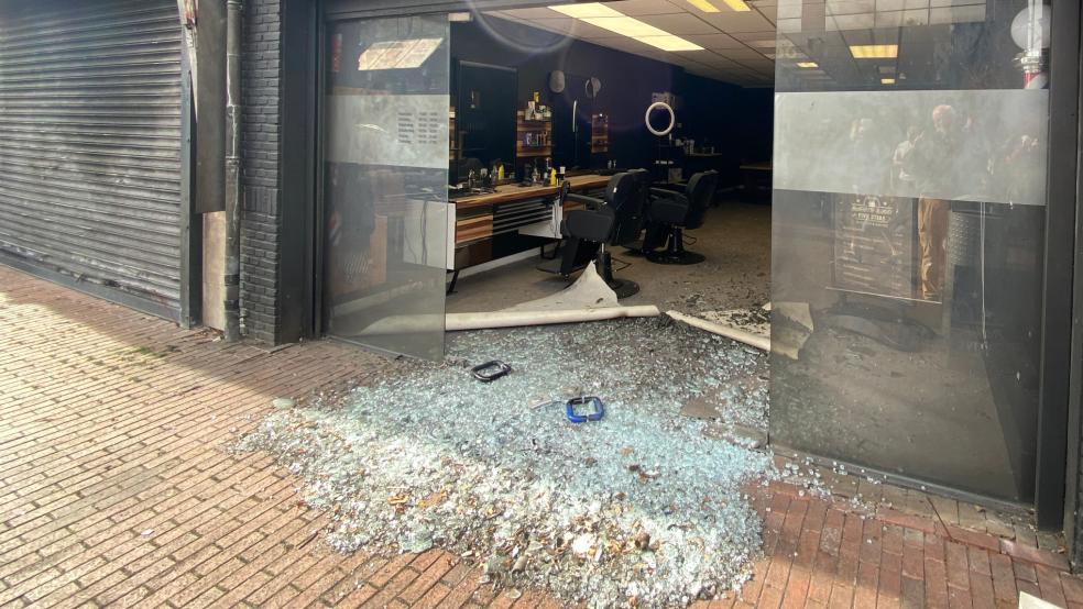 Auch für die Explosion an einem "Barber Shop" in Winschoten (Archivbild) sollen die Festgenommenen verantwortlich sein. © Kuper