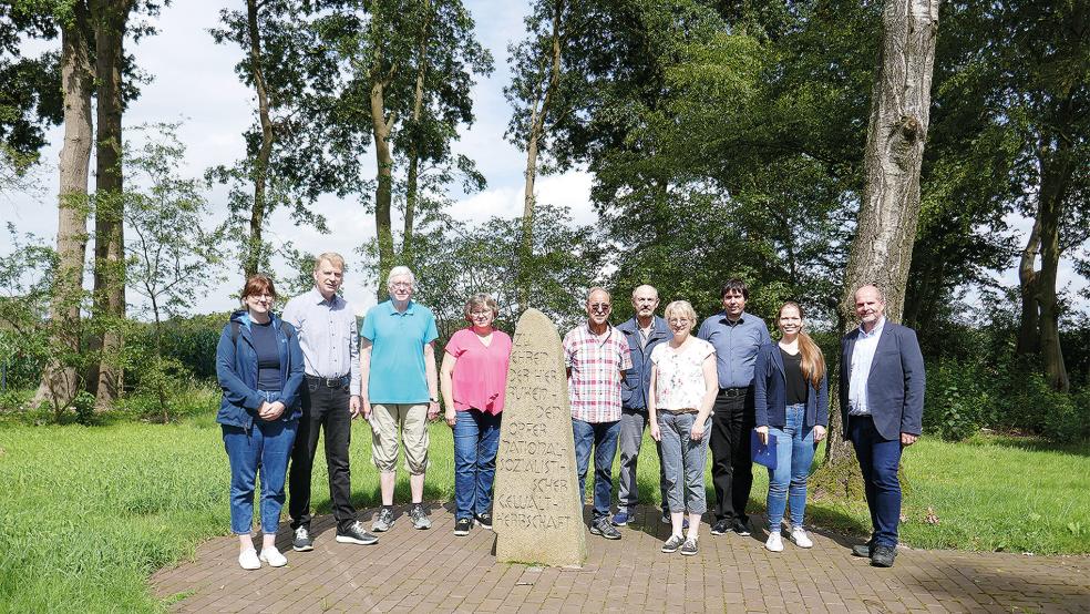 Der Projektauftakt fand auf der Kriegsgräberstätte Aschendorfermoor statt. Teilgenommen haben (von links) Johanna Knoop, Marco Malorny, Gerd Harpel, Marion Terhalle, Hermann Abeln, Christian Kremer, Hedwig Connemann, Igor Kukowski, Jacqueline Meurisch und Martin Koers.  © Foto: Gedenkstätte Esterwegen