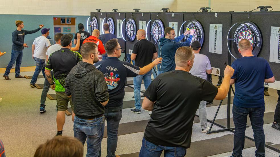 In der Halle auf der Heide tummelten sich am Sonnabend zahlreiche Dartspieler zum ersten Steeldart-Turnier des TuS Holthusen.  © Foto: Jungeblut