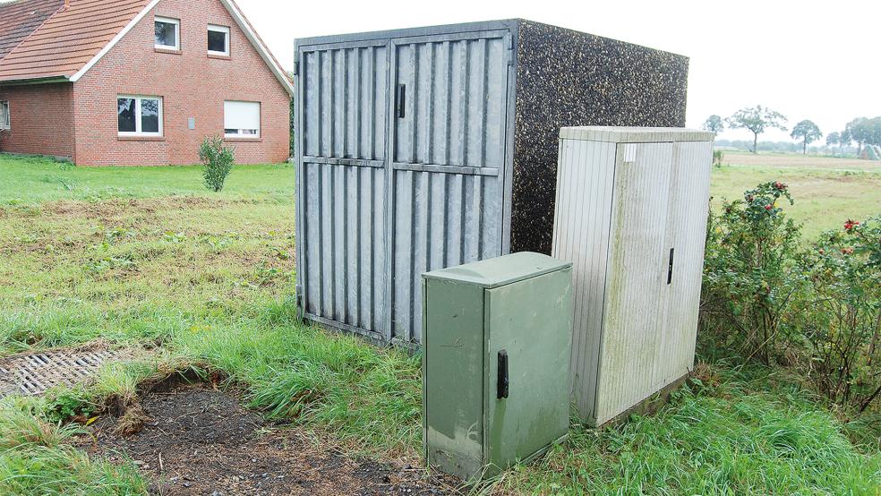 Das alte Pumpwerk an der Stapelmoorer Straße soll jetzt abgerissen werden, es wurde 1982 gebaut.  © Foto: Hoegen