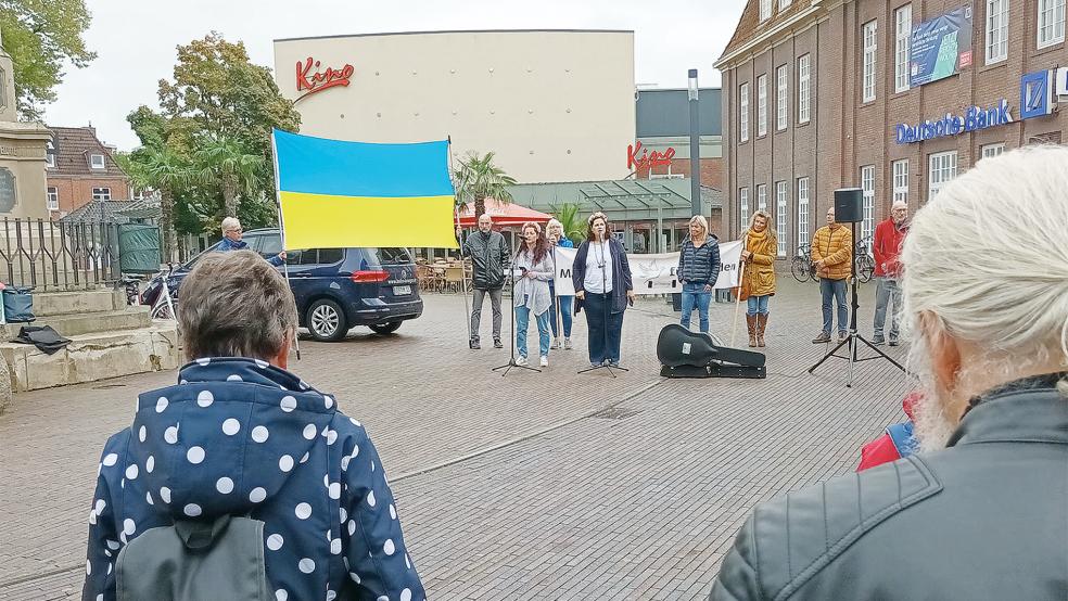 Bei der Mahnwache für die Ukraine in Leer gab es auch eine Schweigeminute für Israel.  © Foto: Kellner