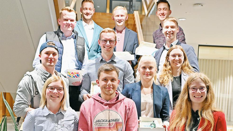 Die Gewinner des »Löppt! Mitnanner«-Preis 2023, um Enno Wallenstein aus Stapelmoor (Mitte) und Anna Fischer aus Vellage (vorne links).  © Foto: Privat