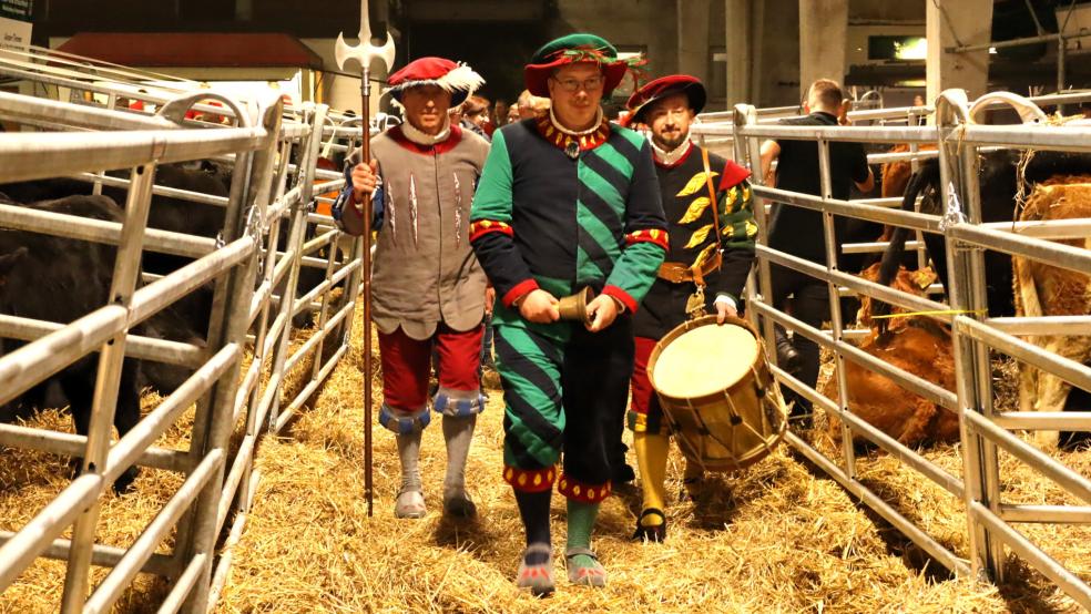 Die Gallimarkt-Herolde auf dem Weg durch die Viehmarkt-Hallen. Von links: Hellebardenträger Reemt Reemtsema, Ausrufer Hinrich Behrens und Trommler Michael Alsdorf.  © Ammermann