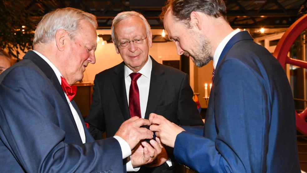 Sein langjähriger Wegbegleiter und ehemaliger Fertigungsleiter der Werft, Jochen Zerrahn (links), gratulierte Seniorchef Bernard Meyer zusammen mit Geschäftsführer Jan Meyer zum Arbeitsjubiläum. © Meyer Werft