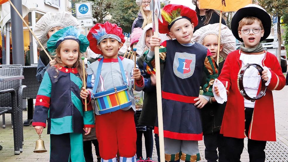 Die nächste Generation Herolde: Mädchen und Jungen vom Kindergarten aus der Leeraner Altstadt waren auch schon am frühen Morgen unterwegs.  © Ammermann