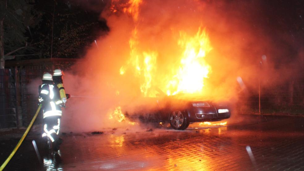 Das Auto am Knotenpunkt stand in Vollbrand. © Rand