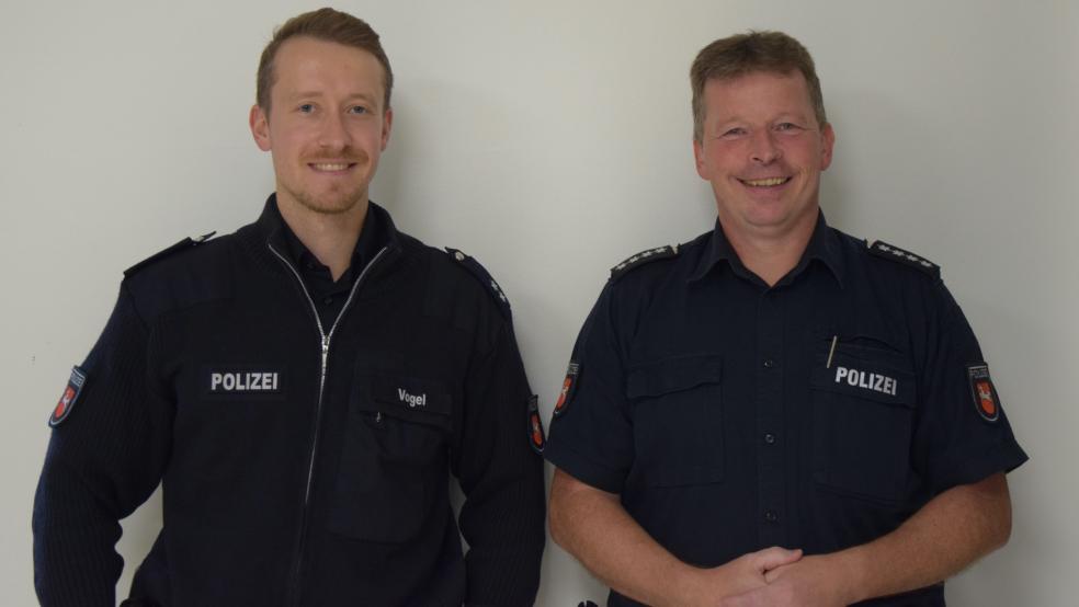 Adrian Vogel (links) löst Ralf Hickmann als Leiter der Polizeistation Weener ab. © Polizei 