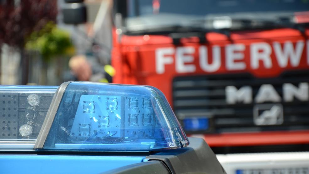 Von der Feuerwehr wurde gestern Abend ein 75-Jähriger aus seinem Auto befreit. Er war beim Abbiegen in einem Graben gelandet. © Hanken