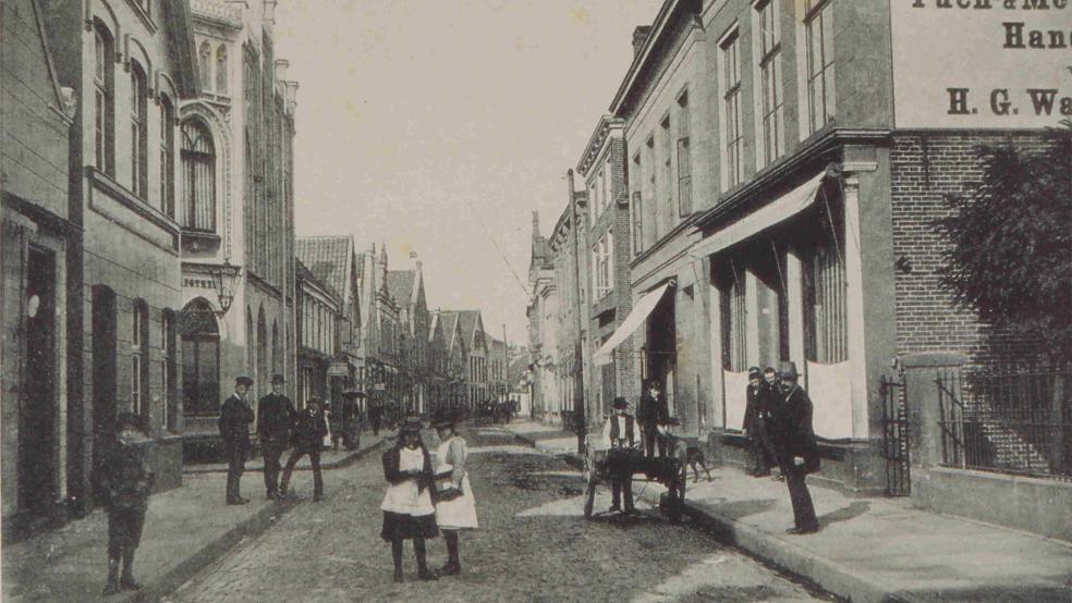 Eine historische Aufnahme zeigt die Brunnenstraße in der Leeraner Altstadt, als der Kfz-Verkehr noch kein Problem darstellte.  © Foto: Stadtarchiv (Nachlass Albert Wehner)