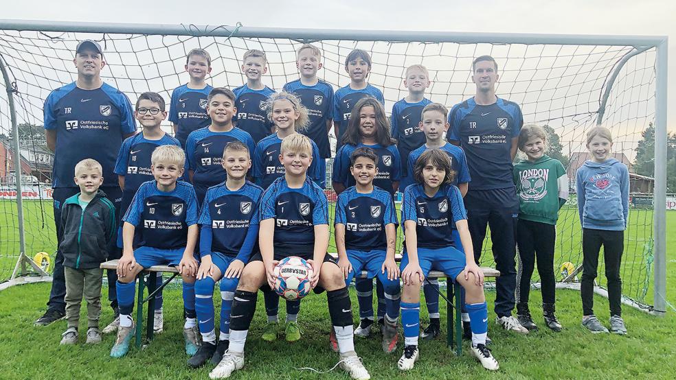 Die E-Jugend des TuS Weener hat aus mehreren Anlässen Grund zur Freude: Zum einem konnte die Mannschaft den vorzeitigen Aufstieg feiern. Zum anderen gab es neue Trainingsshirts.  © Foto: privat