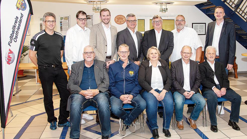 Der neue Vorstand: (hinten von links) Tobias Fuhrmann, Rolf Fimmen, Martin Brandt, Rainer Hoffmann, Winfried Neumann, Holger Hokema und Markus Voss sowie (vorne von links) Hans-Adof Tebben, Lothar Buscher, Claudia Tschöke, Alwin Harberts und Hermann Weiland.  © Foto: privat