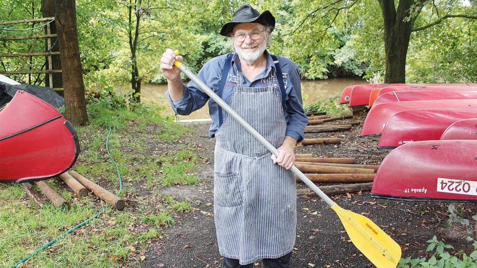 Der 71-jährige Norbert Deger leitet die Paddel-und-Pedalstation in Weener nach wie vor mit viel Enthusiasmus.  © Foto: Busemann