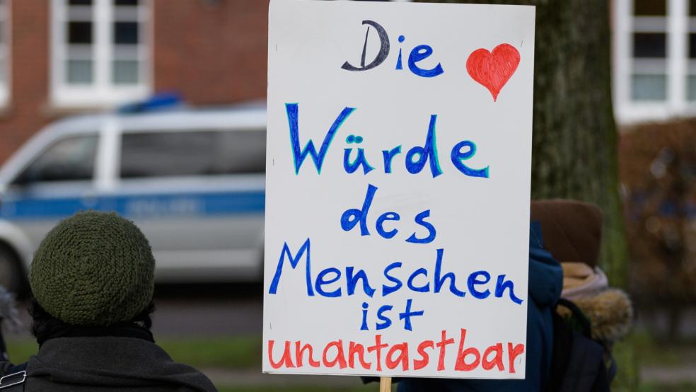»Die Würde des Menschen ist unantastbar«: Das ist das Leitmotiv der Kundgebung, zu der die Initiative »Leer zeigt Haltung – für mehr Menschenwürde und Respekt« aufruft. © Schulze/dpa (Symbolfoto)