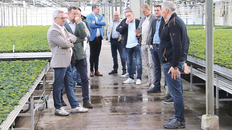 ZVG-Präsident Jürgen Mertz und Generalsekretär Bertram Fleischer (von links) im Gespräch mit Frank Silze (rechts) und Vertretern der Gartenbauzentrale.  © Foto: Silze