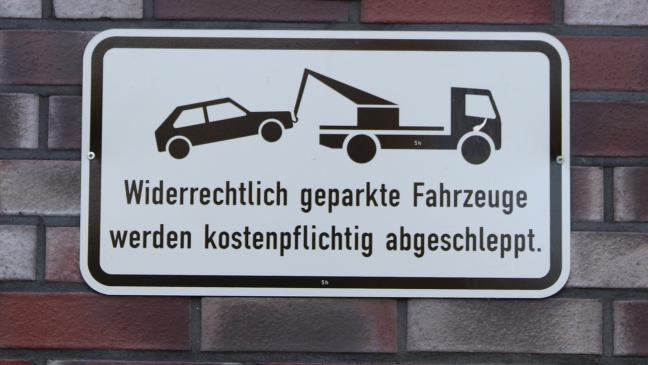 Falschparker schlägt Abschlepp-Fahrer nieder