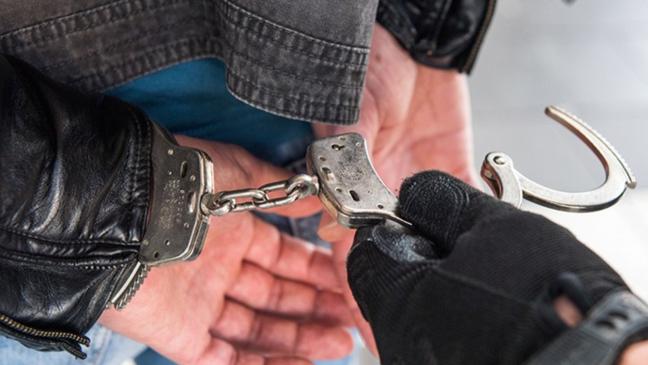 Im Zug klickten die Handschellen