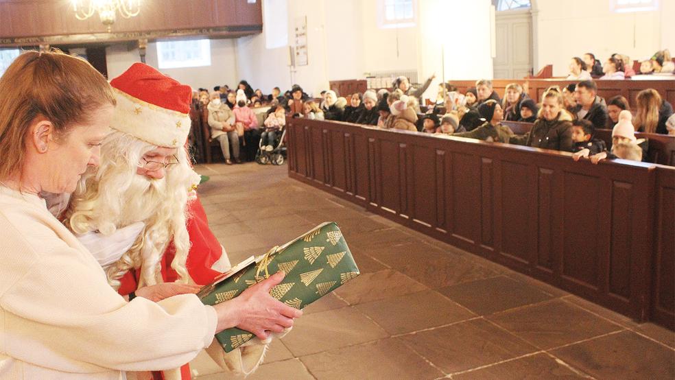 Der Weihnachtsmann verteilt die Geschenke bei einer kleinen Feier.  © Foto: Busemann/Archiv