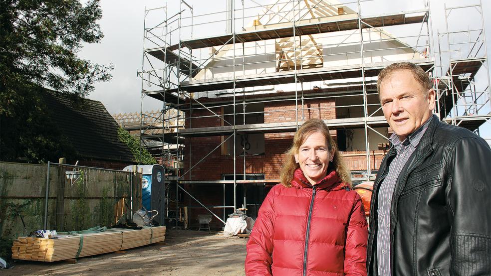 »Open Dören«-Geschäftsführerin Insa Franzen und der Vorsitzende des Vereins, Gerald Sap, freuen sich über den Baufortschritt der Wohnanlage.  © Foto: Busemann