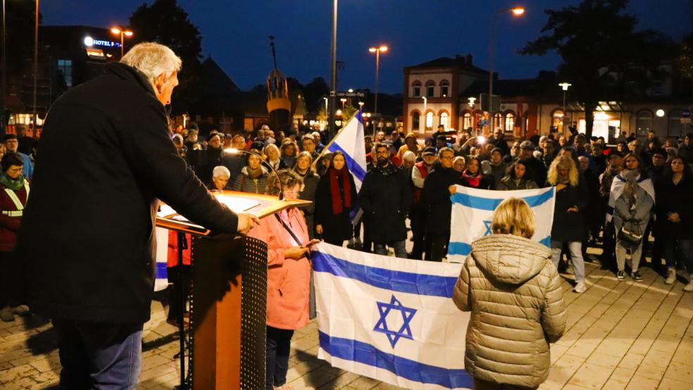 200 Teilnehmer setzten in Leer ein starkes Zeichen der Solidarität für Israel.  © Ammermann