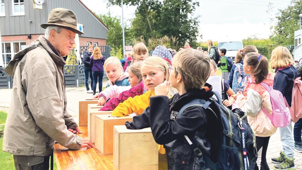 Die Kinder versuchen zu erraten, was sich in den Kästen verbirgt.  © Foto: privat