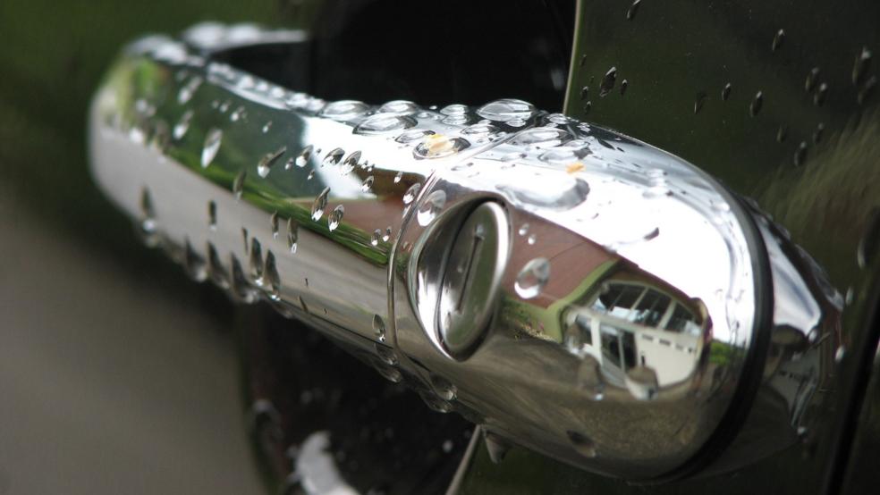 Mit seiner Autotür schlug ein Unbekannter in Leer mutwillig gegen einen Firmenwagen. © pixabay