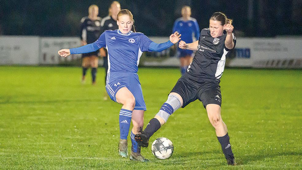 Marie Smid (links) und die Sportfreunde Möhlenwarf trennten sich mit einem 1:1-Unentschieden vom TuS Weene.  © Foto: Bruins