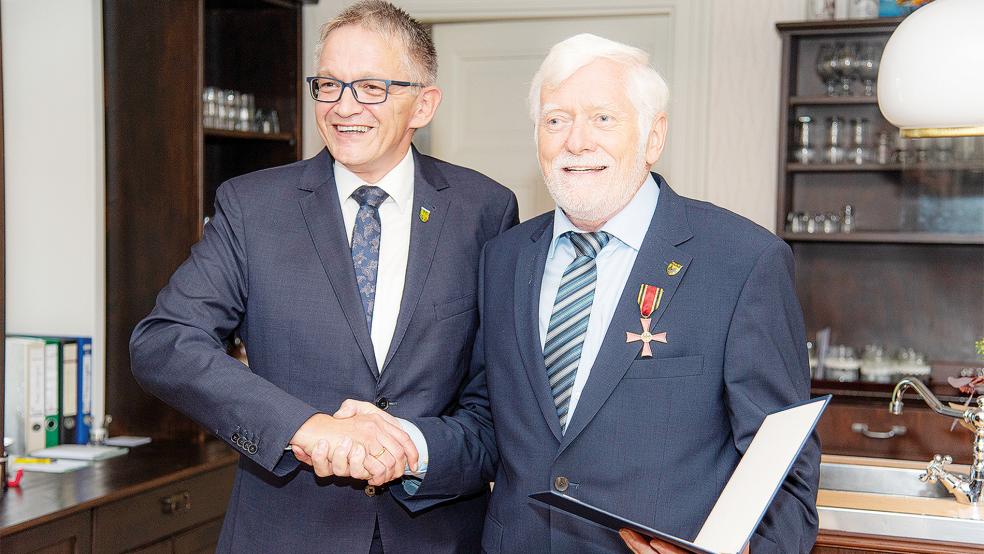 Landrat Olaf Meinen überreicht Alfred Meyer das Bundesverdienstkreuz.  © Foto: Landkreis Aurich
