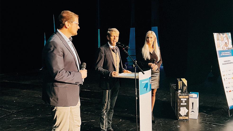 IHK-Präsident Dr. Bernhard Brons begrüßte gemeinsam mit der Wirtschaftsjunioren-Sprecherin Merle Sandersfeld-Kelm (rechts) und Emdens Oberbürgermeister Tim Kruithoff (links) die Teilnehmer der Ausbildungsmesse 2023.  © Foto: IHK