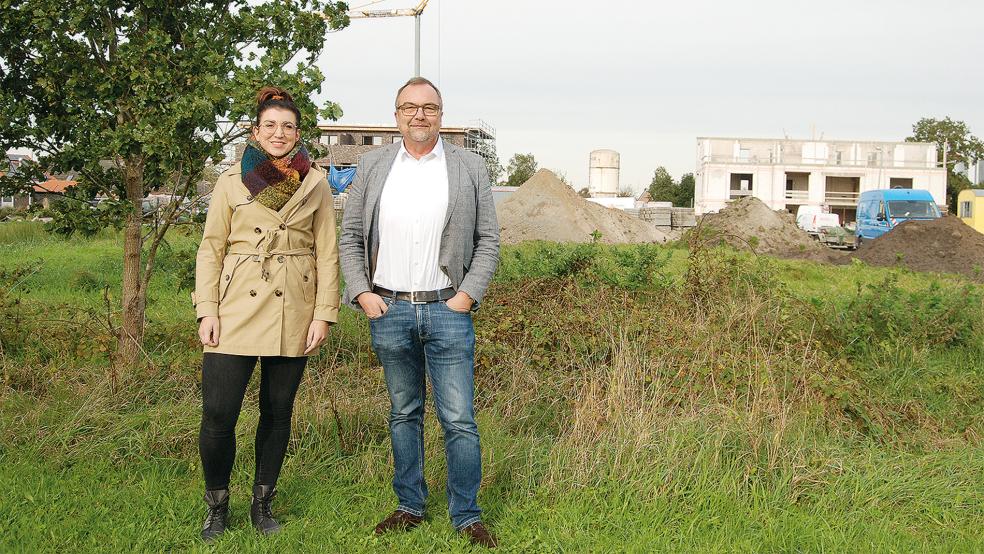 Auf der grünen Wiese im Hintergrund soll die neue Kindertagesstätte entstehen. Links Pia Heim, stellvertretende Abteilungsleiterin FiLius Krippen und Kindergärten, neben ihr Heiko Höfelmann, Bereichsleiter Kinder und Jugend der Lebenshilfe.  © Foto: Hoegen
