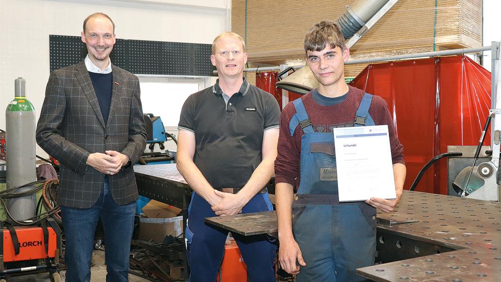 Dirk Bleeker (von links) gratulierte Betriebsinhaber Johann Bogena und Azubi Lennart Wehkamp zur Auszeichnung zum Lehrling des Monats.  © Foto: Handwerkskammer