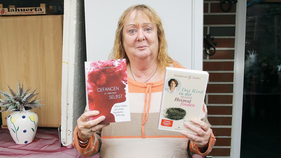 Verschiedene Bücher zu psychischen Erkrankungen haben Irmgard Lüken aus Weener im Umgang mit ihrer eigenen Krankheit sehr geholfen. Auch Selbsthilfegruppen waren für sie immer eine große Stütze.  © Foto: Busemann