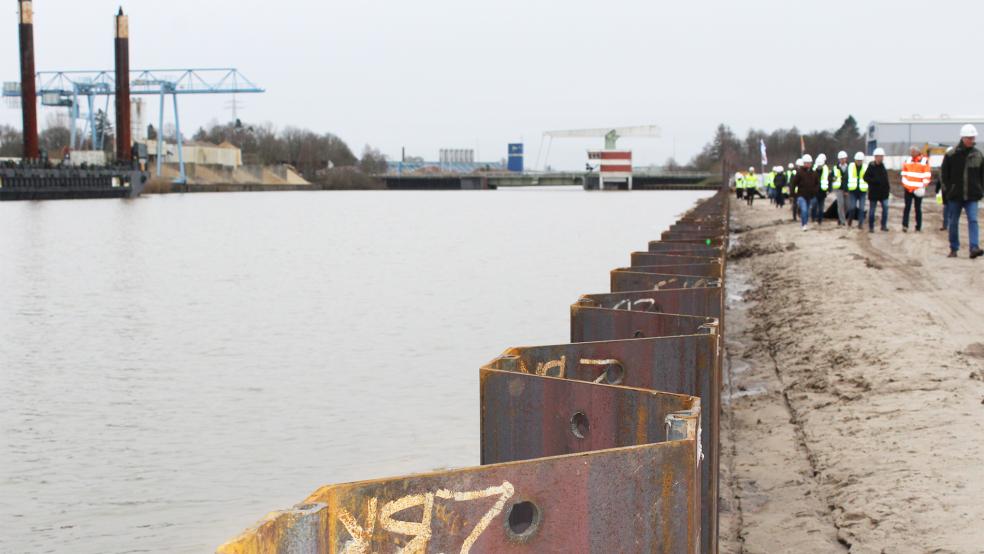Um mehr Platz für Unternehmen zu schaffen, wird seit Anfang des Jahres an der Erweiterung des Industriehafens Nord in Papenburg gearbeitet.  © Foto: Belling