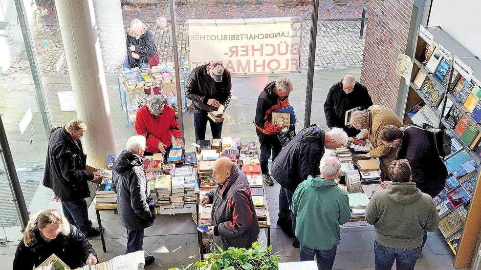 Beim Bücherflohmarkt werden im Eingangsbereich und bei gutem Wetter auch vor der Tür Bücher verkauft.  © Foto: Immenga