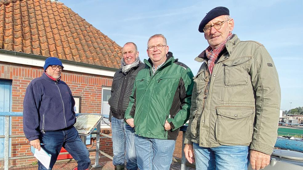 Station Kammerschleuse Weener. Von links: Dipl.-Ing. Friedhelm Roeloffzen (Wasser- und Schifffahrtsamt Emden), die Kommissionsmitglieder Reinhard Schüür (Ferstenborgum) und Gerhard Smit (Weener) sowie Oberdeichrichter Meint Hensmann.  © Foto: Hanken