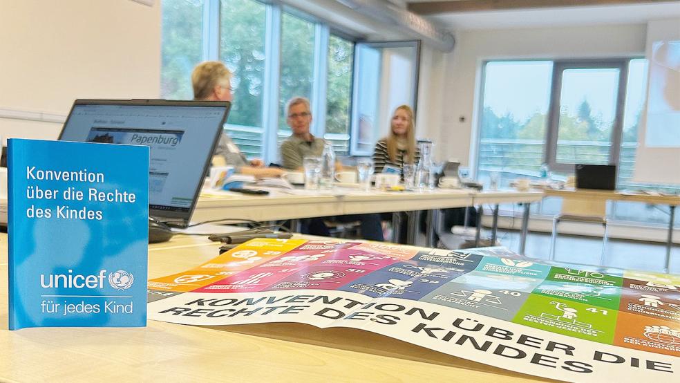 Die Verwaltungsmitarbeiter setzten sich mit der Konvention über die Rechte der Kinder der UN auseinander.  © Foto: Stadt Papenburg