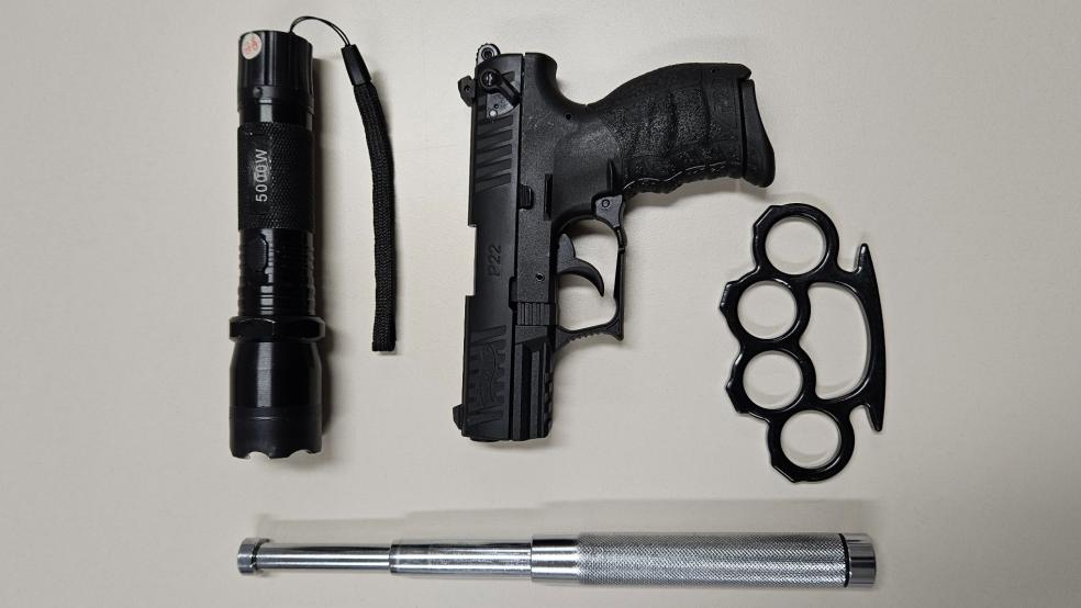 Schreckschusswaffe, Schlagring, Schlagstock und ein Elektroschocker: Diese Waffen fanden Zöllner bei einer Fahrzeugkontrolle bei Weener. © Foto: Zoll
