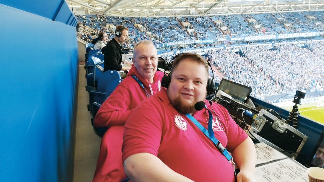 Fußballfans die Augen leihen