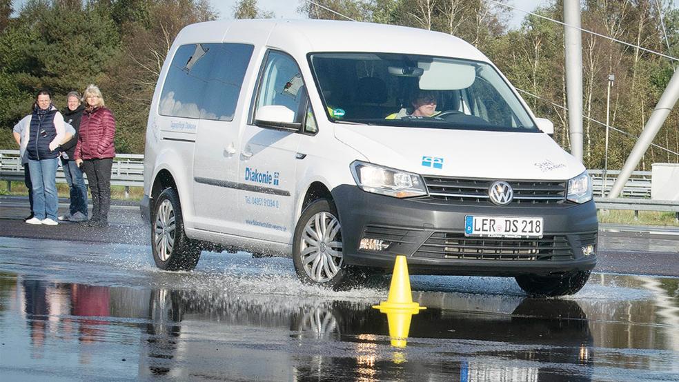 Sind nun mit Sicherheit sicher unterwegs: Die Fahrdienst-Kräfte der Diakoniestation Weener beim Fahrtraining.  © Fotos: privat
