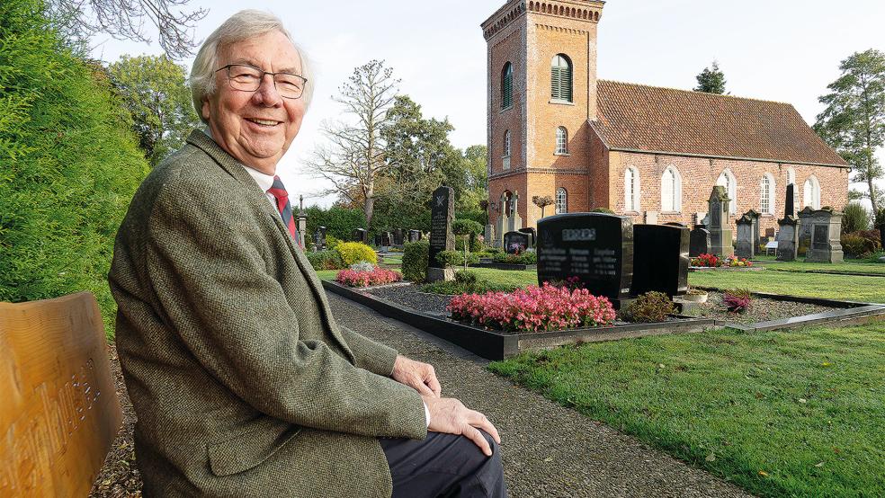 Jann Schmidt vor der Alten Kirche in Veenhusen, wo er 1977 seine erste Pfarrstelle antrat.  © Foto: privat