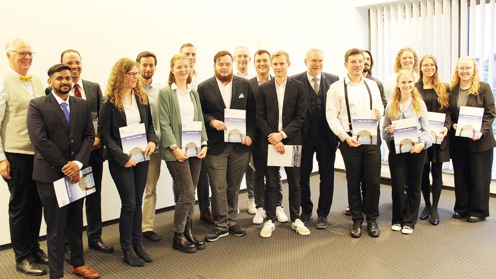 Die 18 Absolventinnen und Absolventen bei der Urkundenübergabe am Maritimen Campus in Leer.  © Foto: Hochschule Emden/Leer