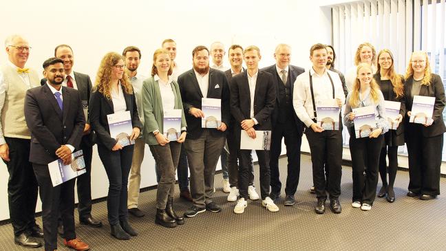 Maritime Fachkräfte bekommen ihre Urkunden